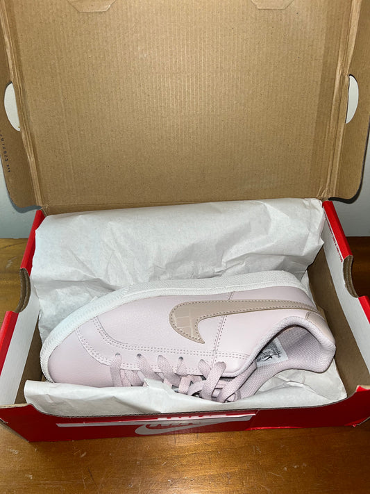 New Nikes size 6 woman’s