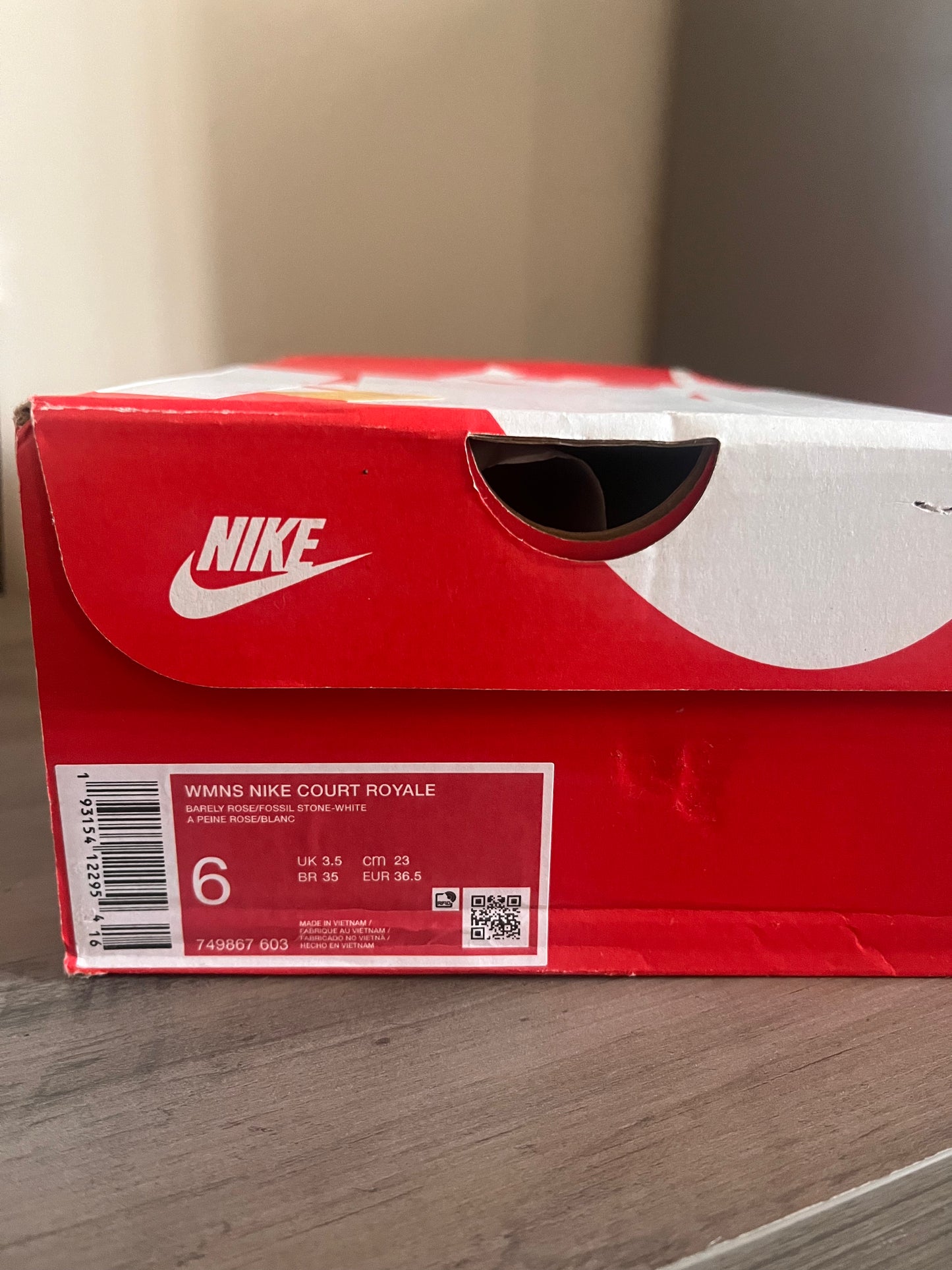 New Nikes size 6 woman’s