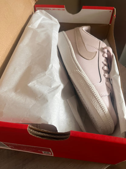 New Nikes size 6 woman’s